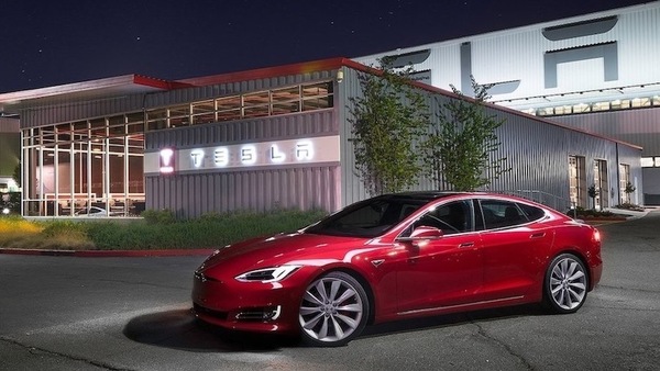 Tesla Full Self Driving, alle porte la beta per clienti selezionati