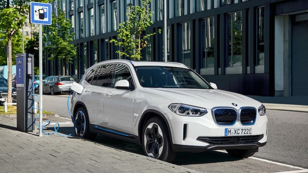 BMW, con iX3 debutta il Fast Charger flessibile