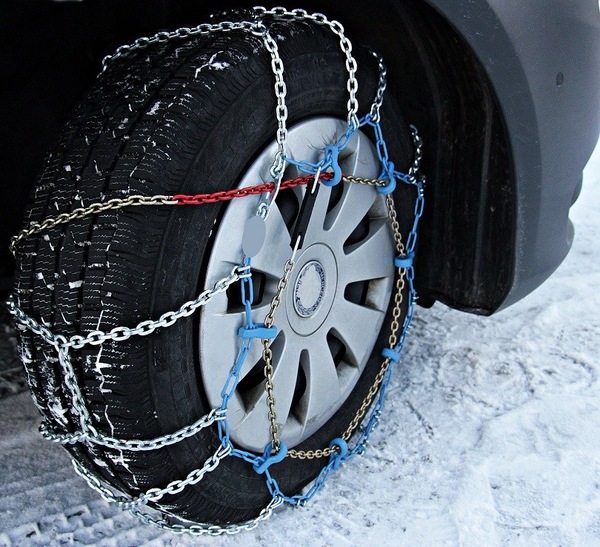 Cambio gomme invernali, dal 15 ottobre si possono montare: informazioni e consigli per risparmiare