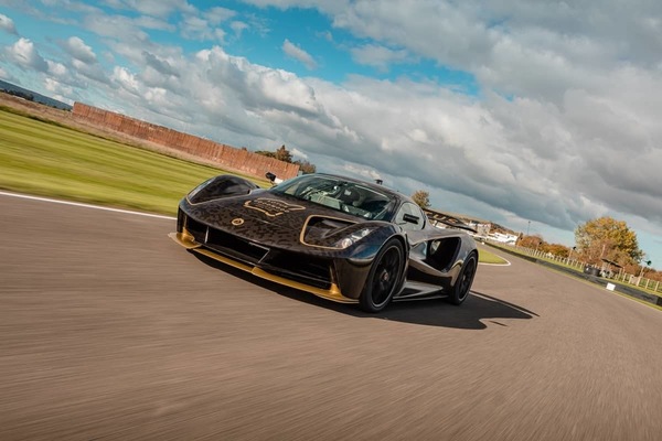 Lotus Evija, esordio Goodwood con la mitica livrea John Player Special