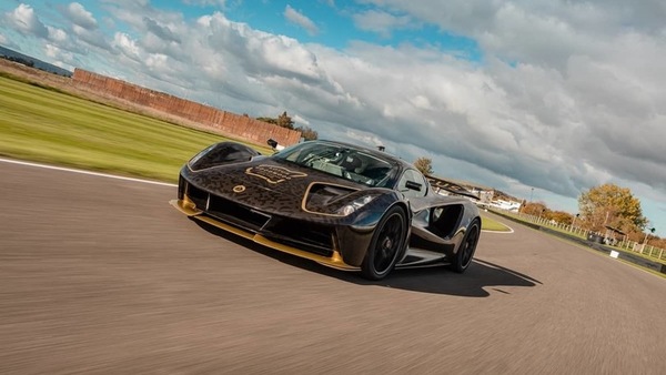 Lotus Evija, esordio Goodwood con la mitica livrea John Player Special