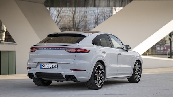 Porsche Cayenne E-Hybrid, la nuova batteria estende l'autonomia