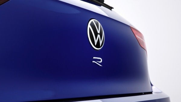 Nuova Volkswagen Golf R, ecco il primo teaser