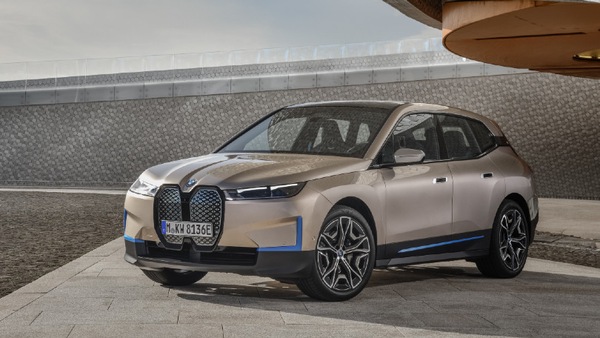 BMW iX, ecco il SUV della rivoluzione elettrica