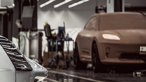 Porsche Macan elettrica spunta tra le "Unseen"