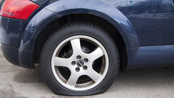 Non rispetta le norme anti Covid in auto, multato si vendica tagliando le gomme alla polizia