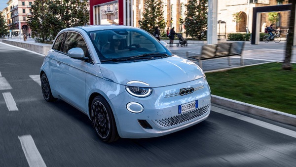 Fiat 500e, resta sempre connessa con Amazon Alexa