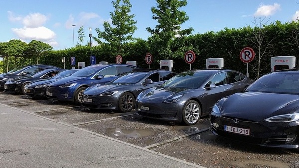 Auto a benzina vietate entro il 2035: il Massachusetts lancia le elettriche