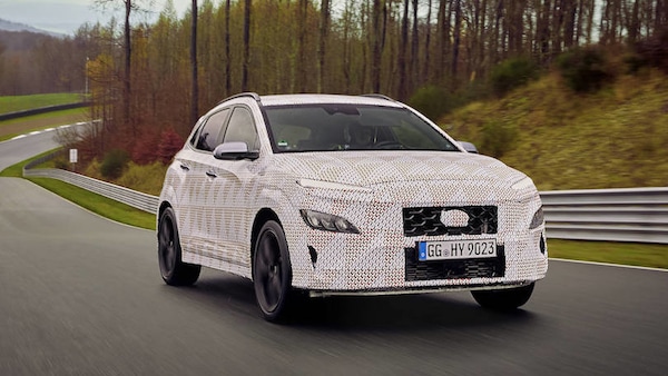 Hyundai Kona N rivela motore e cambio aspettando il debutto