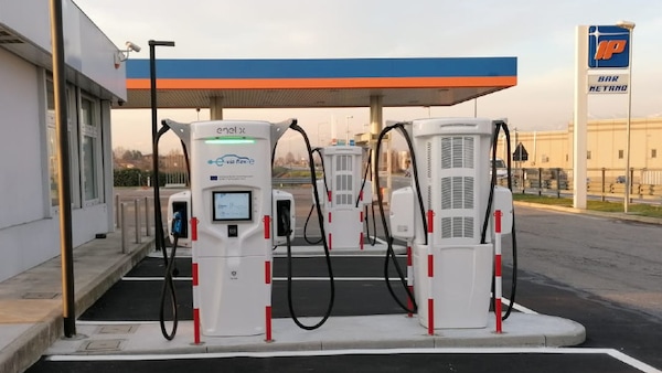 Enel X e IP insieme per le stazioni di ricarica rapida per auto elettriche