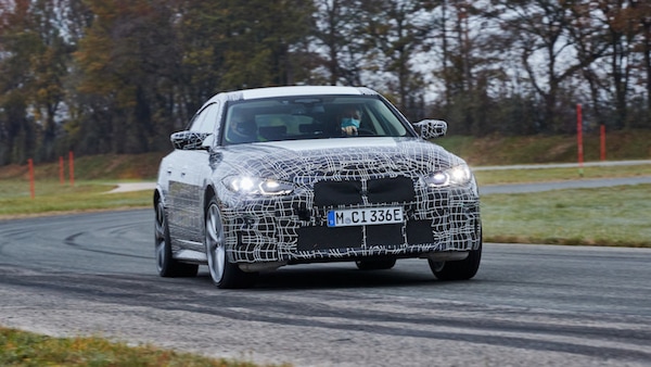 BMW i4 affina l'assetto per gestire i 530 cv del motore elettrico