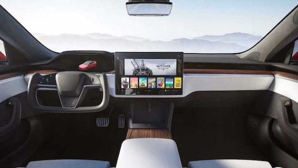 Nuova Tesla Model S 2021, infotainment e volante stupiscono
