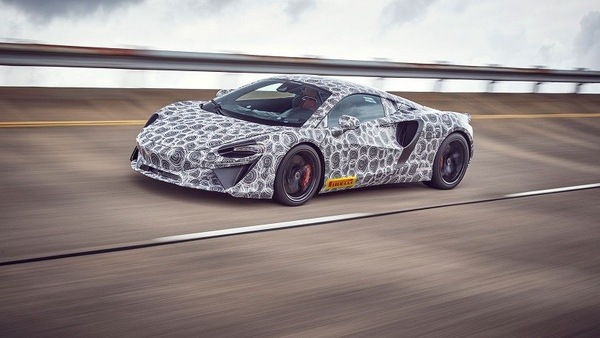 McLaren Artura, ecco quando presenteranno la supercar ibrida