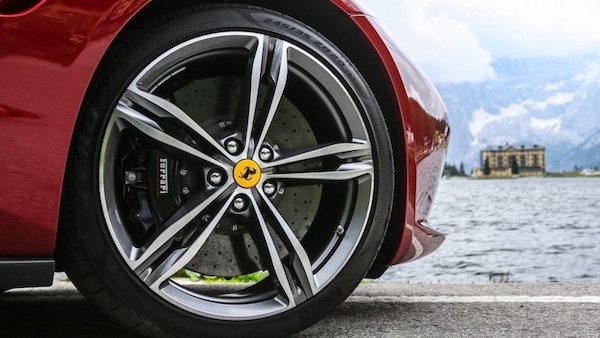 Suv Ferrari, Purosangue prende forma: i muletti