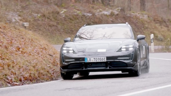Porsche Taycan Cross Turismo: spazio station, assetto crossover