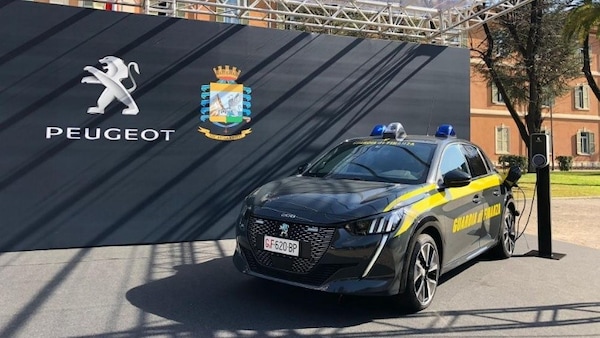 Nuova Peugeot e-208 consegnata alla Guardia di Finanza