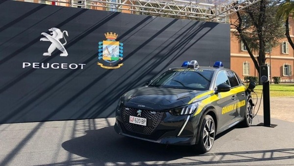 Nuova Peugeot e-208 consegnata alla Guardia di Finanza