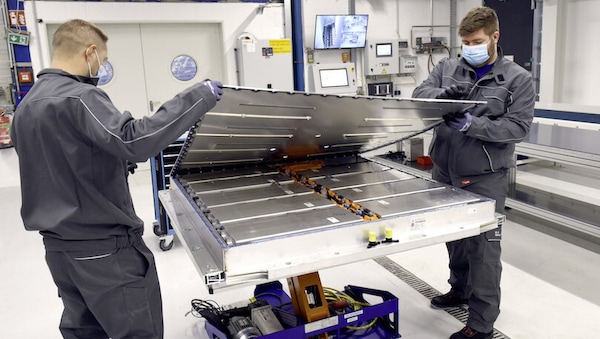 Volkswagen, costi delle batterie giù con celle prismatiche e produzione in-house