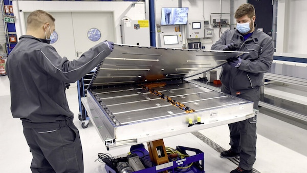 Volkswagen, costi delle batterie giù con celle prismatiche e produzione in-house