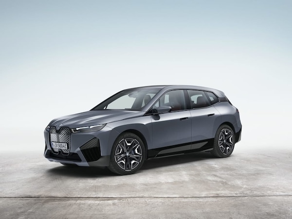 BMW iX, versioni, potenza autonomia e prezzo del grande SUV