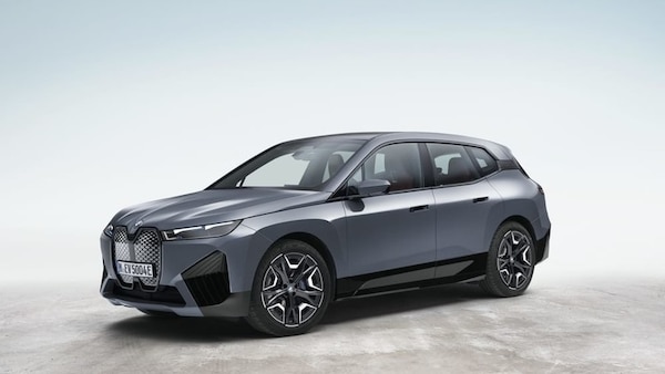 BMW iX, versioni, potenza autonomia e prezzo del grande SUV