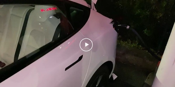 La ricarica della Tesla non si stacca: ci rimane bloccato 15 ore VIDEO