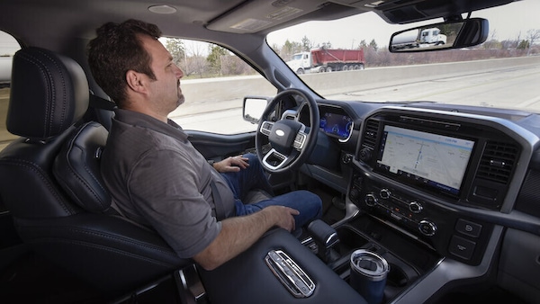 Ford BlueCruise, guida di Livello 2 senza mani su Mustang Mach-E