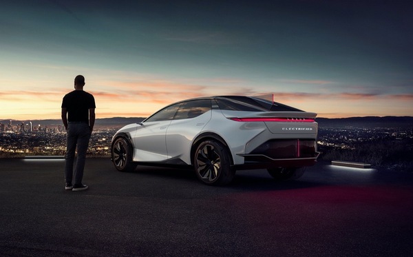 Lexus, quest'anno l'ibrida plug-in e nel 2022 l'elettrica nativa