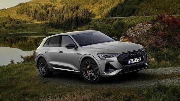 Audi e-tron 2022, il grande Suv elettrico si aggiorna