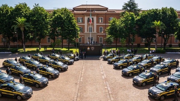 Peugeot consegna trenta e-208 alla Guardia di Finanza a Roma
