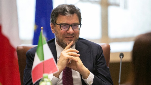 Giorgetti: "Bene gigafactory Stellantis in Italia". Ma piovono critiche da Torino