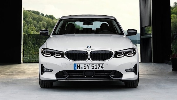 BMW Serie 3, restyling in arrivo: così cambia la calandra