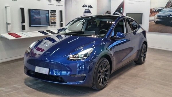 Tesla Model Y è a Milano: ecco il SUV elettrico nello store di Milano