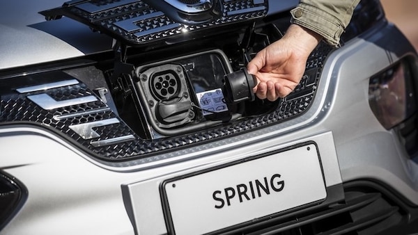 Dacia e il fattore prezzo, ibride ed elettriche solo quando servirà