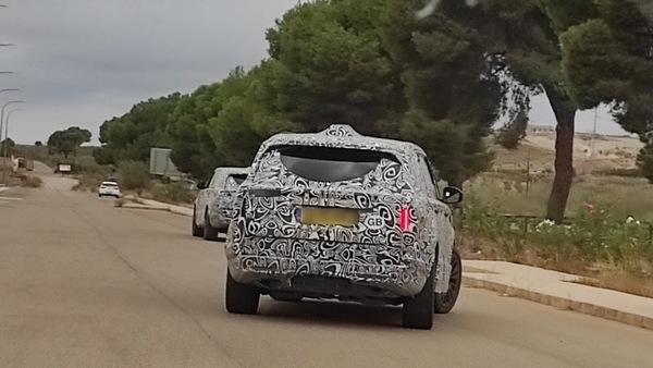 Nuova Range Rover 2022, su strada i muletti su MLA