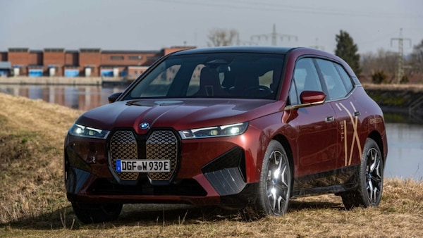 BMW, energia idroelettrica locale per le fabbriche di iX e i4