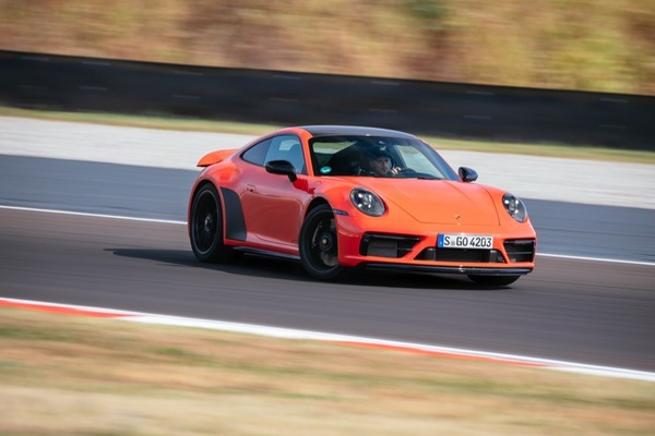 Porsche 911 GTS, una prova da "manuale"