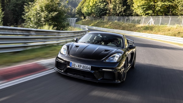 Porsche 718 Cayman GT4 RS esce allo scoperto e vola al Nurburgring