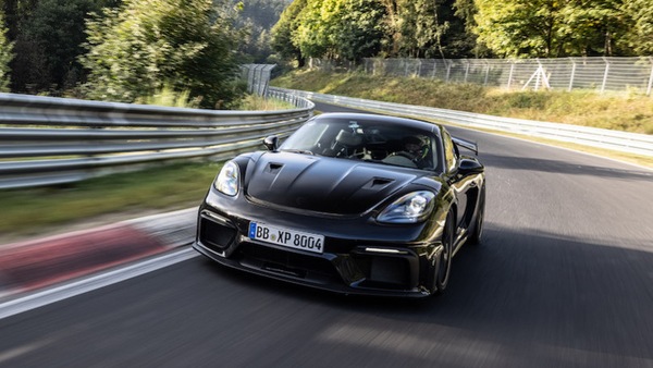 Porsche 718 Cayman GT4 RS esce allo scoperto e vola al Nurburgring