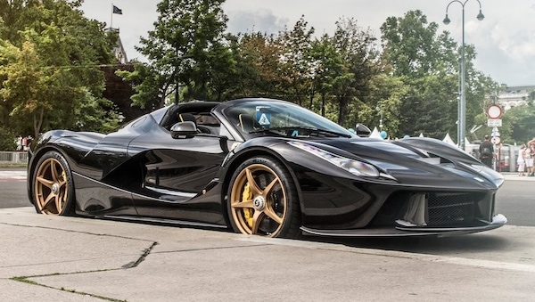 Ferrari, riecco il muletto LaFerrari su strada