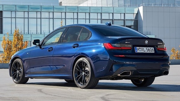 BMW Serie 3 berlina restyling 2022, la novità nello schermo curvo