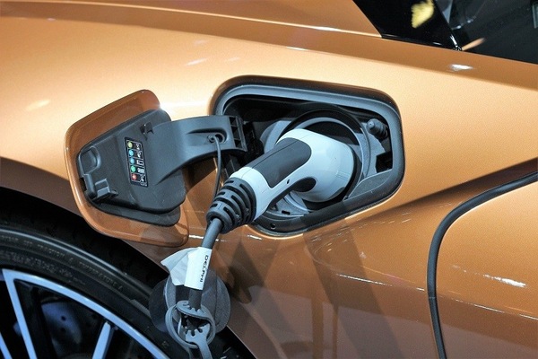 Incentivi auto, bonus per le elettriche solo a un membro della famiglia