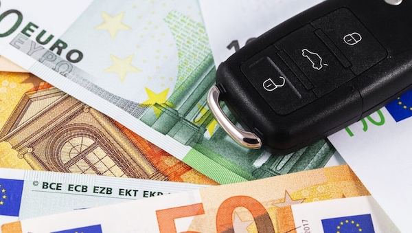 Cara auto, quanto mi costi: tra benzina, bollo e assicurazione sono più di 3mila euro l’anno