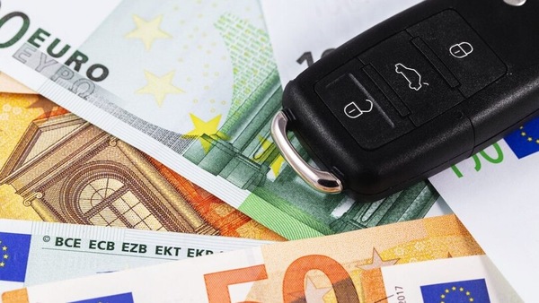 Cara auto, quanto mi costi: tra benzina, bollo e assicurazione sono più di 3mila euro l’anno