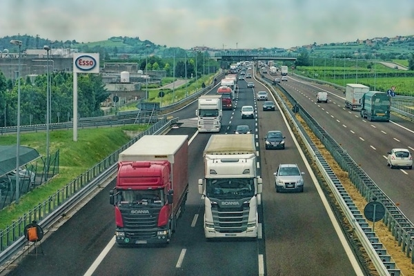Camionista troppo zelante, 88 infrazioni in un mese: multa da record