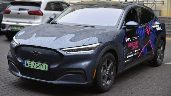 Papa Francesco benedice la Mustang elettrica di un gruppo di giovani attivisti