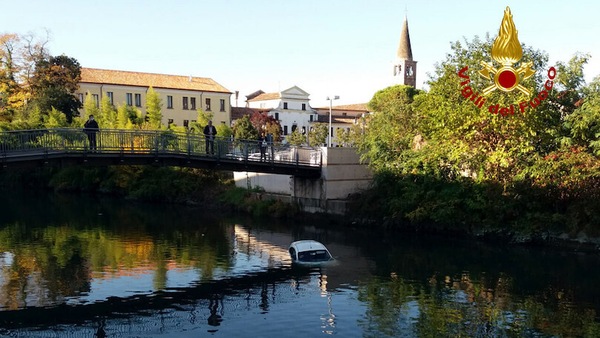 Dimentica di mettere il freno a mano e... l'auto finisce lentamente nel fiume!
