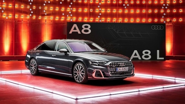 Audi A8 2022, restyling con fari "digitali" e il ritorno Horch