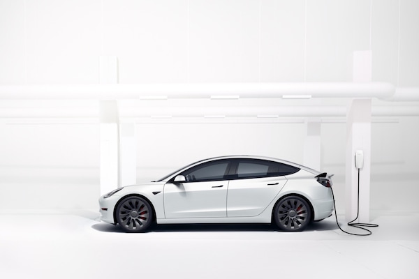 Tesla Model 3, più autonomia ma meno accelerazione per il modello base