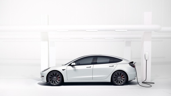 Tesla Model 3, più autonomia ma meno accelerazione per il modello base